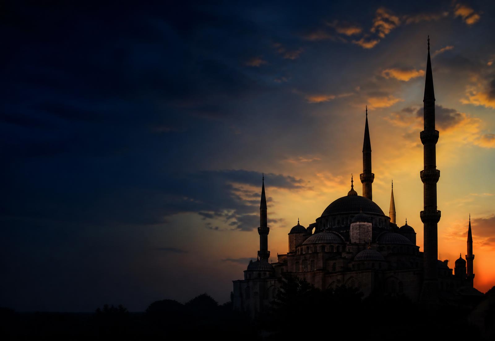 Gün batımında minareleriyle bir camii silüeti